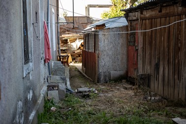 Baraca din spatele blocului, unde s-a întâmplat abuzul sexual