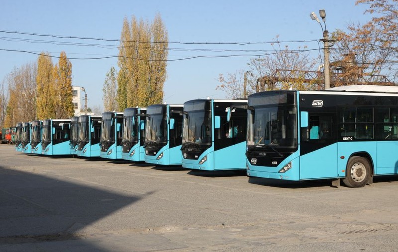 Cum explică Primăria Capitalei incidentul de ieri, când mai mulți călători au rămas blocați într-un autobuz Otokar: "Șoferul nu a apăsat corect butonul de deschidere a ușilor"