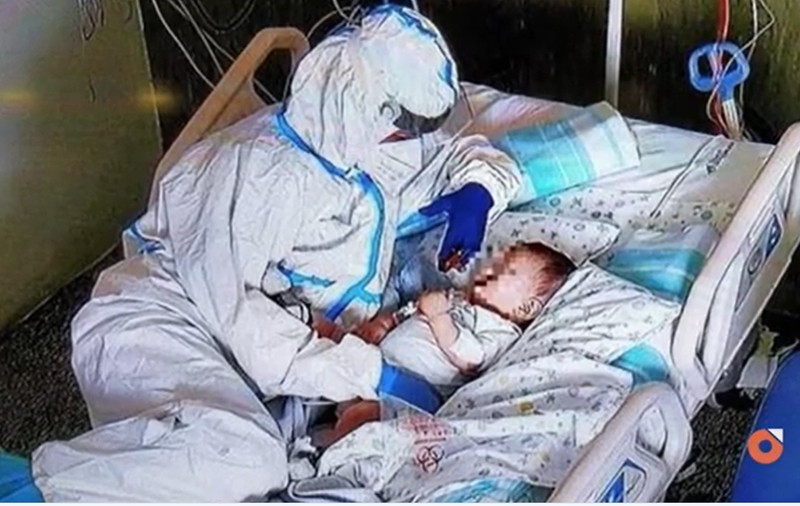 Imagine virală cu o asistentă din Italia care îmbrățișează un bebeluș cu COVID. „M-am apropiat să-l consolez”