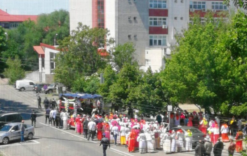 VIDEO | Sute de oameni, la înmormântarea nepotului unui bulibașă din Focșani. Ce au făcut jandarmii