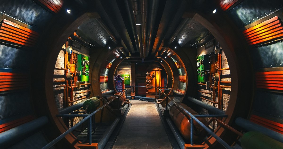 interiorul unui tunel într-un adăpost subteran antiatomic în stil steampunk post-apocaliptic