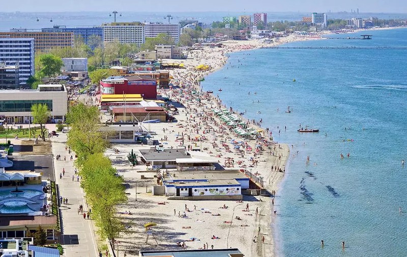 Trei persoane s-au înecat la Mamaia, iar alte două au ajuns la spital. Oamenii au format un lanț uman în încercarea de a le salva