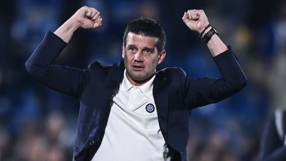 Cristi Chivu, antrenorul lui Inter Milano, bucuros după ce echipa lui a fost câștigătoare. Ridică mâinile în sus, în semn de victorie
