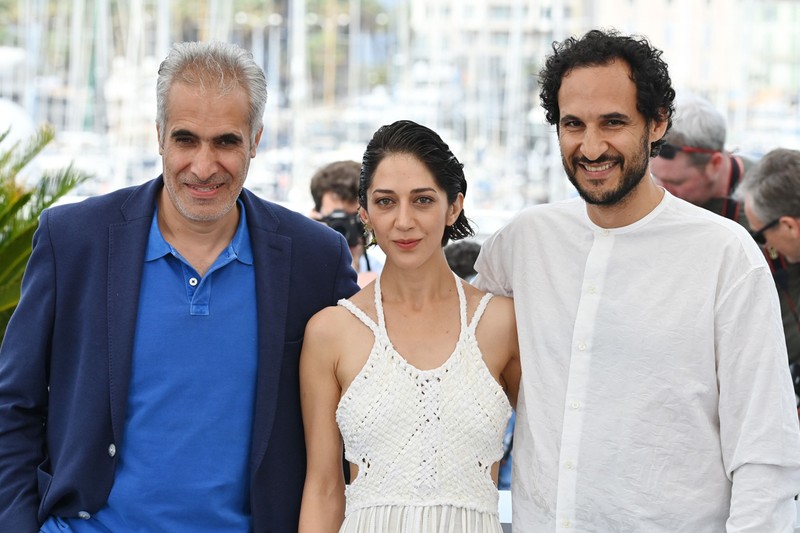 De la stânga, actorii principali „Holy spider" Mehdi Bajestani și Zar Amir Ebrahimi și regizorul Ali Abbasi, la festivalul din Cannes, 2022. Foto: Profimedia