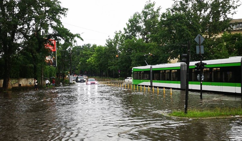 Stația de tramvai și intersecția de la Piața Preisei au fost inundate după ploile torențiale de luni. Foto: Facebook / Info Trafic București și Ilfov