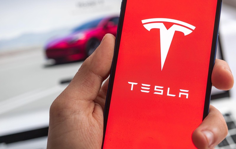 Tesla îi oferă lui Elon Musk acțiuni de 29 miliarde de dolari pentru a-l păstra, în ciuda vânzărilor lente și a pieței în scădere