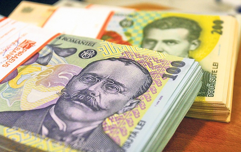 Un angajat de la salubritate din Bistrița-Năsăud a returnat o sacoșă cu 3.000 de lei și informații bancare