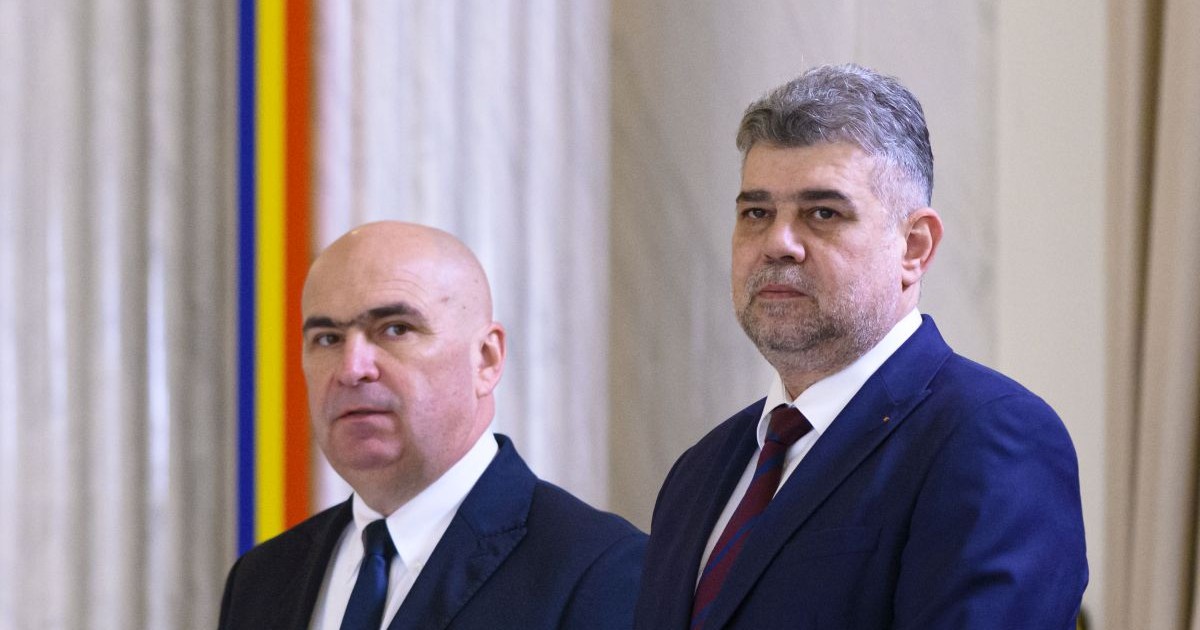 Ilie Bolojan si Marcel Ciolacu stau unul lângă altul la ceremonia de desemnare a lui Marcel Ciolacu pentru pozitia de prim-ministru, luni, 23 decembrie 2024, la Palatul Cotroceni din Bucuresti