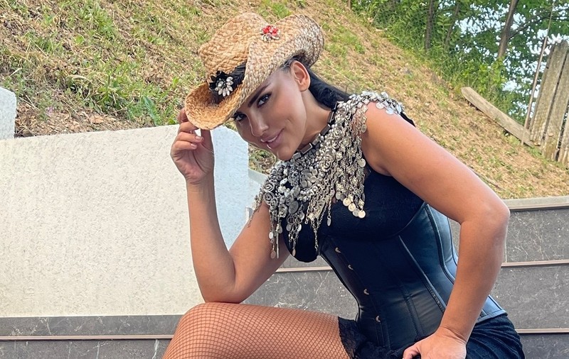 Imagini cu Lavinia Pîrva în costum de baie. Cum a apărut soția lui Ștefan Bănică Jr. la plajă, alături de băiețelul ei