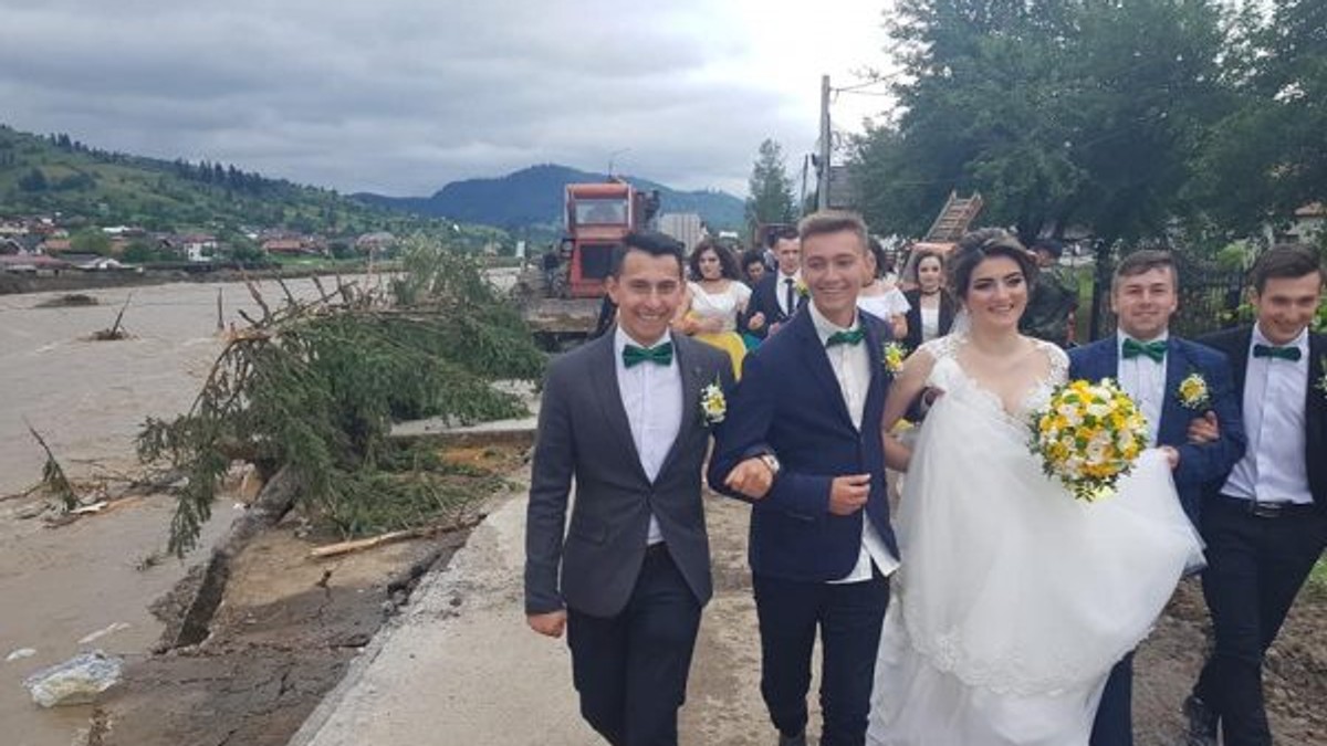 O nuntă din Suceava a avut loc în mijlocul inundațiilor. Mirii s-au fotografiat lângă utilajele de pe drum