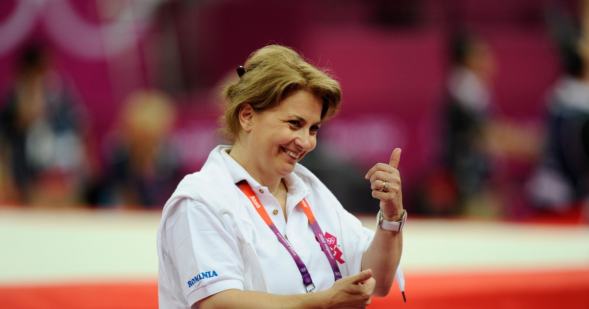 Fotografia anului la Campionatul European de Gimnastică 2017 de la Cluj. Antrenoarea Mariana Bitang dă cu mopul în sală