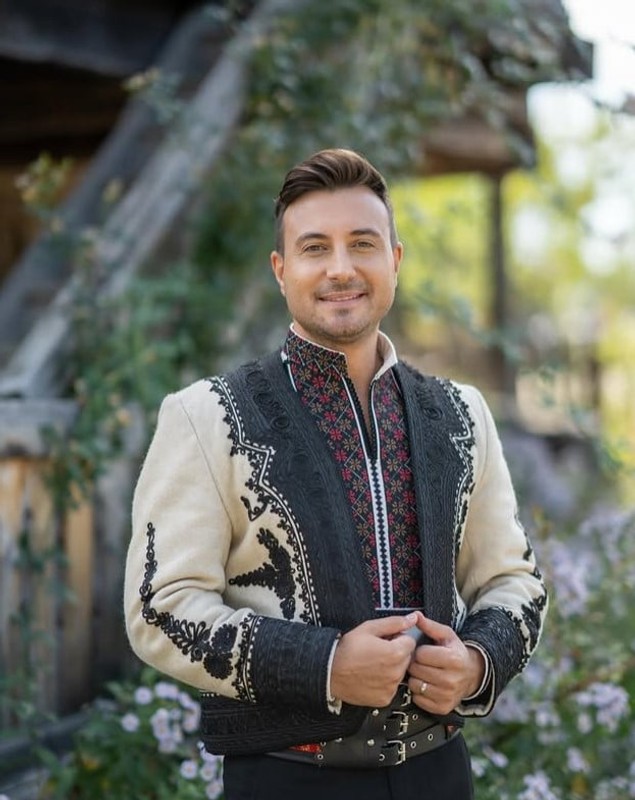 Adevărul despre trecutul lui Valentin Sanfira. Prietenii artistului au rupt tăcerea despre căsnicia cu Codruța Filip. „Ei nu au 9 ani împreună, au 7 ani”