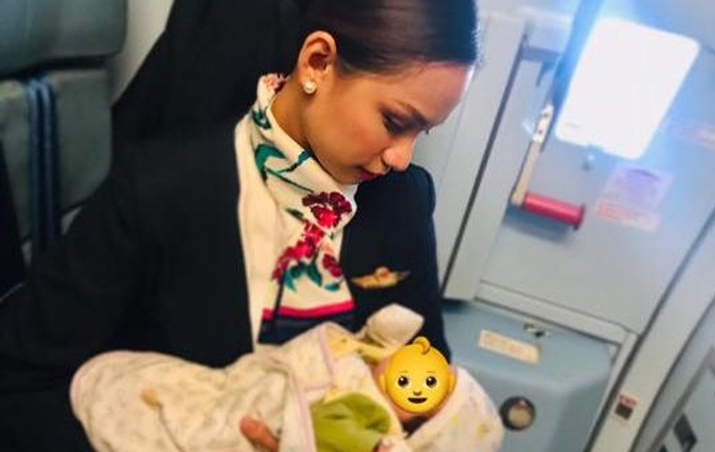 FOTO | O stewardesă a alăptat un bebeluș după ce mama lui a rămas fără lapte