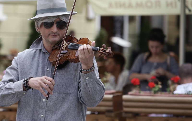 VIDEO / Libertatea a vorbit cu Edvin Marton, celebrul violonist care a cântat, deghizat în cerșetor, pe străzile din Brașov: „Am avut acest sentiment că trebuie să ies pe stradă și să le cânt oamenilor”