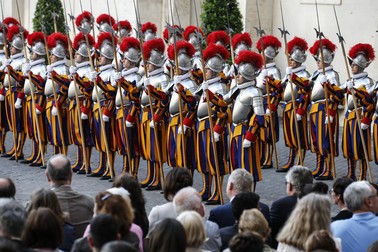 Garda Elvețiană de la Vatican își schimbă uniforma
