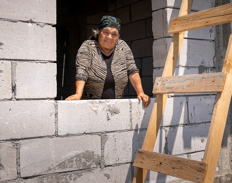 Crește casa lui Georgică. Băiatul de 16 ani din Dâmbovița care vindea bălegar pentru a-și ridica un cămin a petrecut prima noapte sub propriul acoperiș. Mai are nevoie de ajutor ca s-o termine