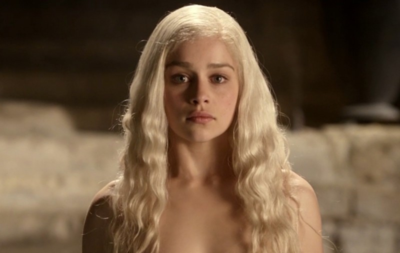 "Mama dragonilor" din Game of Thrones a avut nevoie de alcool pentru a se dezbrăca la filmări