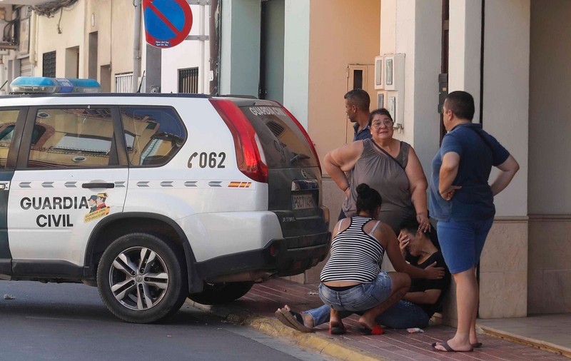 Un român a ucis-o pe soția nepotului lui, în Spania, apoi a plonjat pe spate de la etaj. Copiii de 8 și 9 ani ai femeii erau în casă