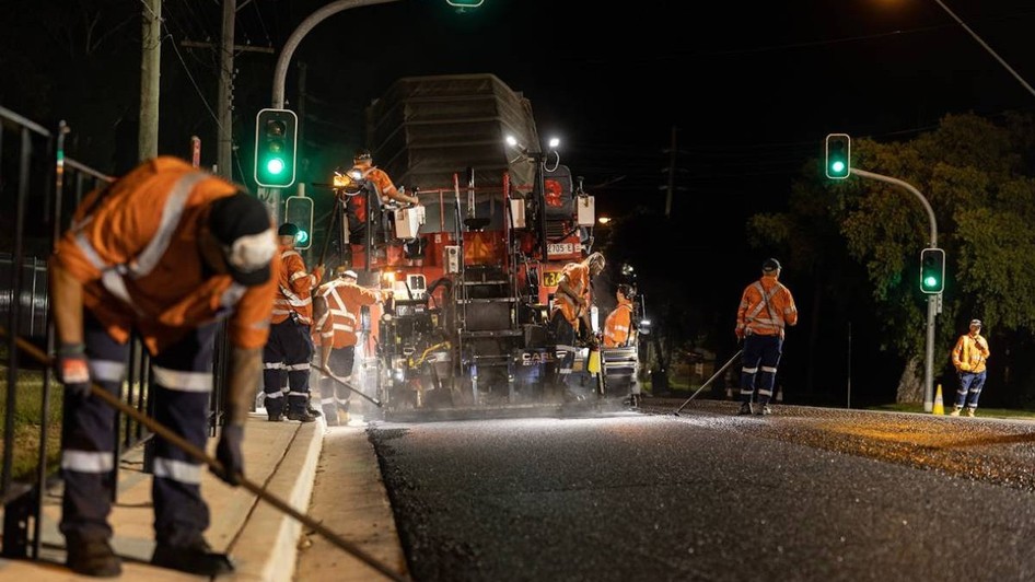 Au luat 136.000 de pahare de cafea și 1.200.000 de sticle și au făcut drumuri din ele. Sursă foto: State Asphalt Services / Australian Circular Economy Hub
