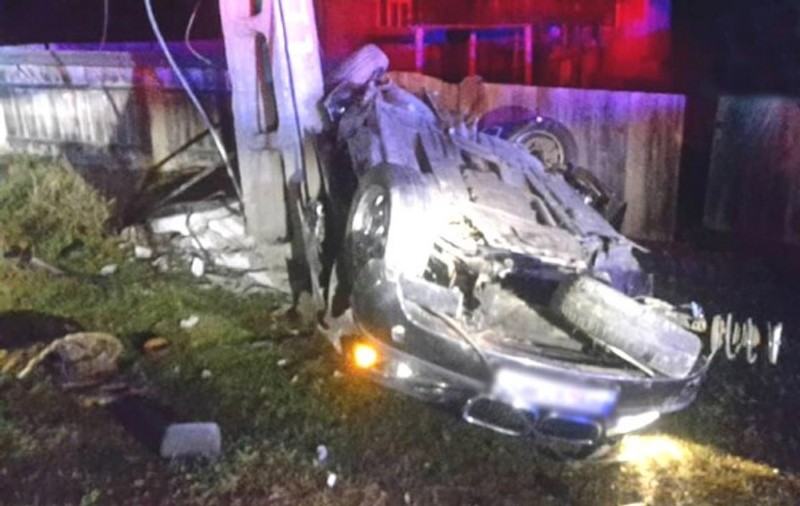 Viteza excesivă le-a ruinat viața. Doi tineri au murit după ce au intrat cu 220 km/h într-un stâlp. În câteva zile, urmau să plece la muncă în străinătate