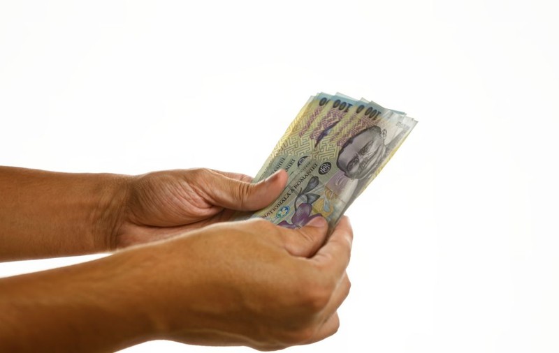 Românii care rămân cu salarii mai mici, după noile măsuri fiscale. Câți bani pierd lunar angajații