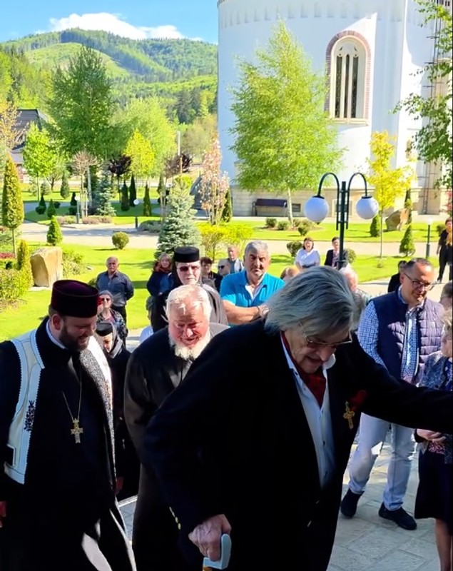 Apariția lui Florin Piersic în cârjă, la Putna. Marele actor și Sofia Vicoveanca au luat parte împreună la un eveniment cultural