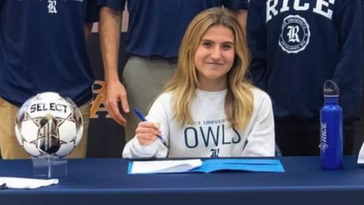 Tănăra studentă Claire Tracy, găsita moarta in SUA, in fotografie statea la o masa cu un pux in mana, voia sa scrie ceva intr0un caiet deschis, avea o bluza alba cu un scris albastru OWLS, in spatele ei mai multe persoane in picioare