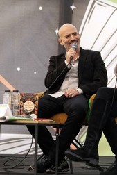 Yaniv Iczkovits, la lansarea romanului „Fiica măcelarului” | Foto: Facebook