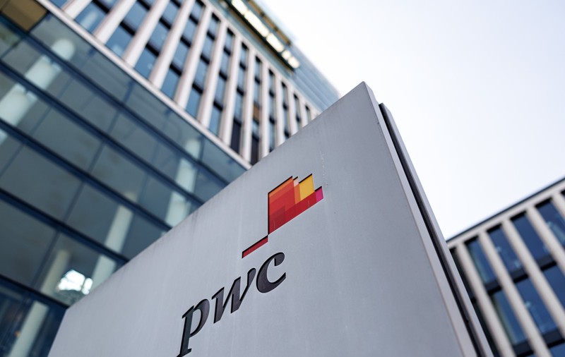 PricewaterhouseCoopers le cere angajaților din UK să vină la birou măcar trei zile pe săptămână și le va monitoriza locațiile de lucru