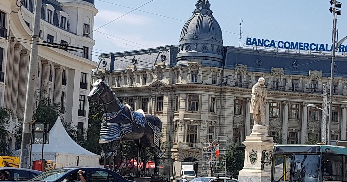 Cal uriaș, montat în Piața Universității