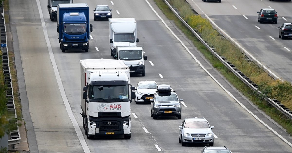 Mai multe mașini și camioane circulă pe autostrada A3 lângă Deesen, în Renania-Palatinat.