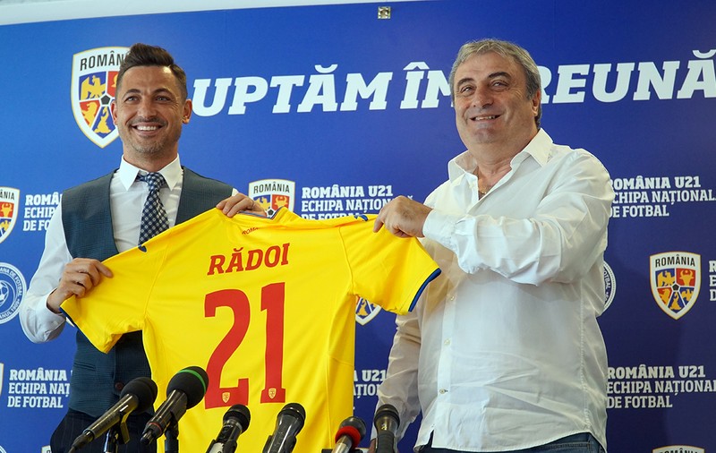 Are Rădoi dreptul de antrena naționala de tineret? Ce spune regulamentul UEFA. Atac violent al lui Ionuț Chirilă: ”Sunt lucruri grave! Iresponsabili! Parcă suntem în Papua”