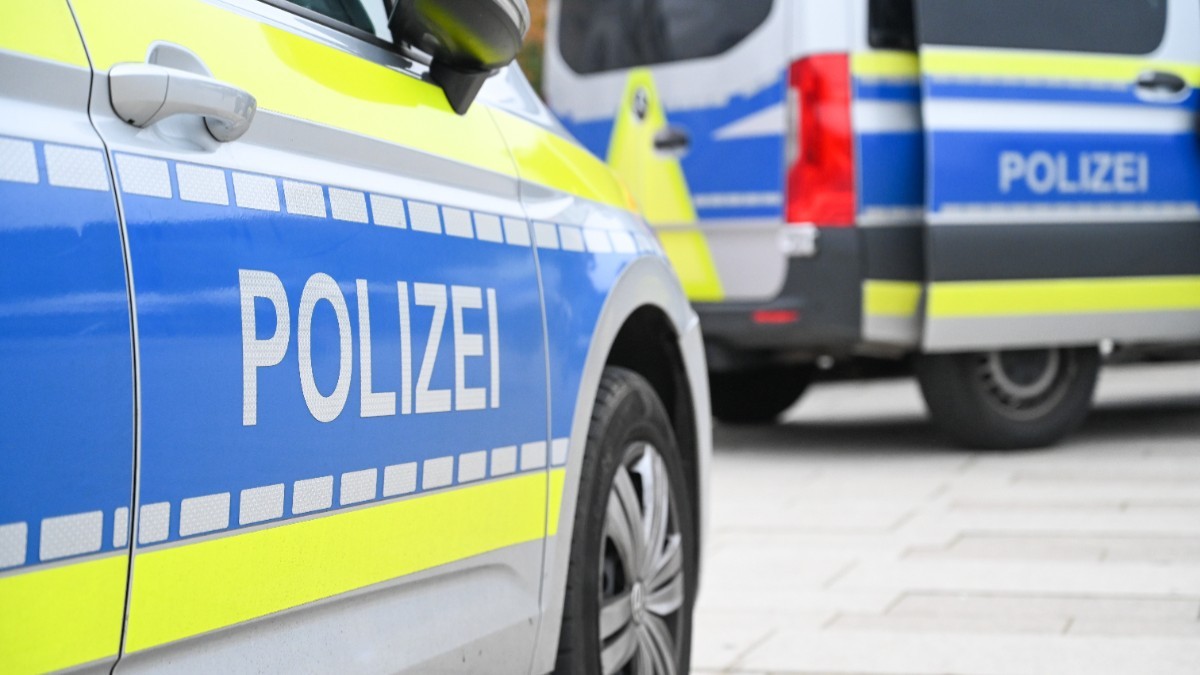 Două mașini de poliție parcate