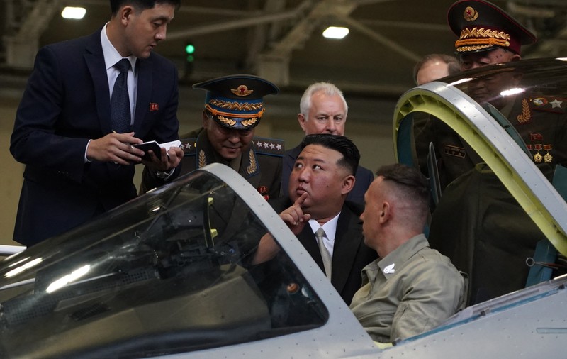 Kim Jong Un s-a suit în avioanele de vânătoarele rusești, la o uzină din Extremul Orient al Rusiei, vizată de sancțiunile occidentale | VIDEO