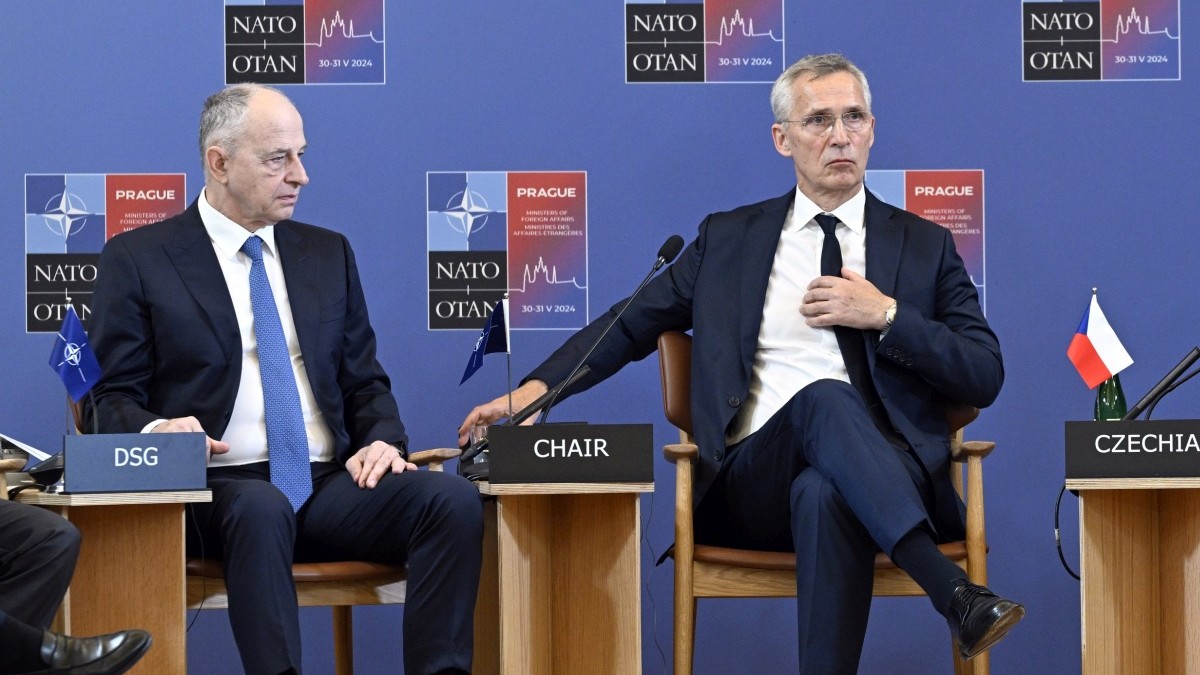 Mircea Geoană l-a înștiințat oficial pe secretarul general al NATO, Jens Stoltenberg, că se va retrage din funcția de secretar general adjunct pe 10 septembrie. Foto: Profimedia