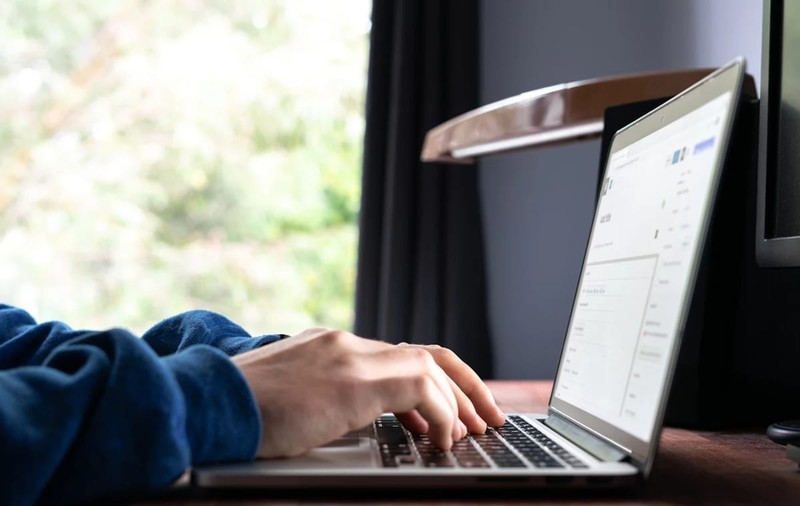 Compararea MacBook și laptopurilor pe Windows: ce să alegi în 2025