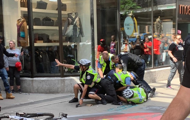 Incident armat la o paradă din Toronto. Cel puțin patru persoane au fost împușcate / VIDEO