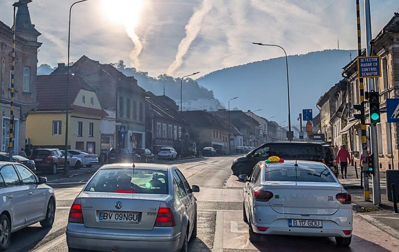 Roșu la semafoarele din Brașov pentru șoferii care depășesc viteza maximă legală