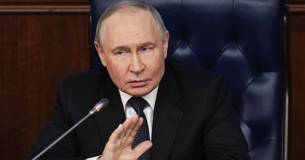 Președintele Rusiei, Vladimir Putin, vorbește de la un pupitru cu microfon, îmbrăcat în costum negru