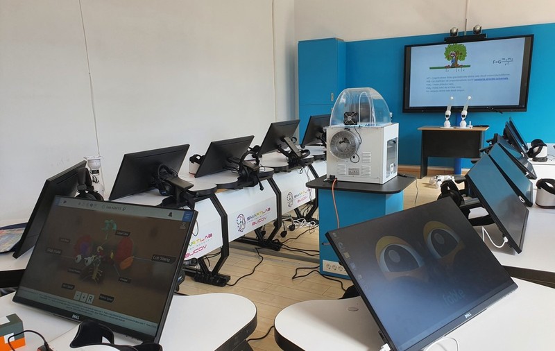 Dispar laboratoare de informatică și jumătate din microbuzele școlare verzi. Cum explică Ministerul Educației reducerea indicatorilor din PNRR