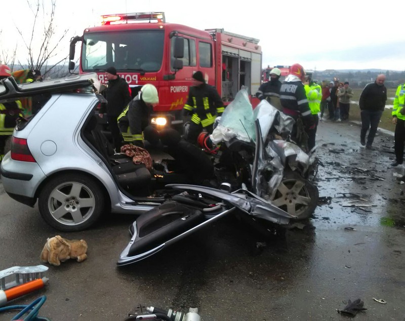 UPDATE / Accident mortal, provocat un șofer băut. Două mașini s-au ciocnit frontal la ieșirea din Vaslui