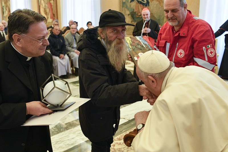 Papa Francisc a sărutat mâna unui om fără adăpost, la o ceremonie de la Vatican. Foto: Profimedia