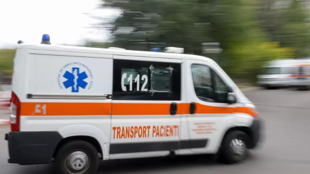 În imagine este ilustrată o ambulanță care se află în mișcare