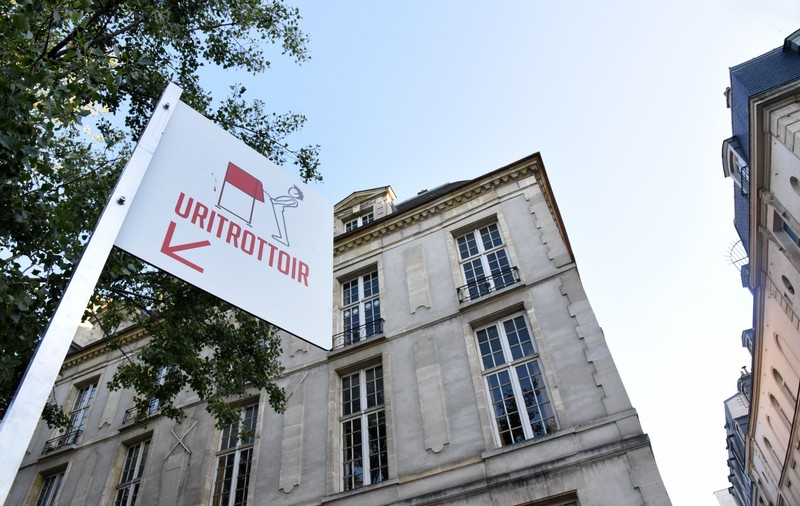 FOTO | Parisul a instalat mai multe pisoare publice, iar localnicii sunt revoltați