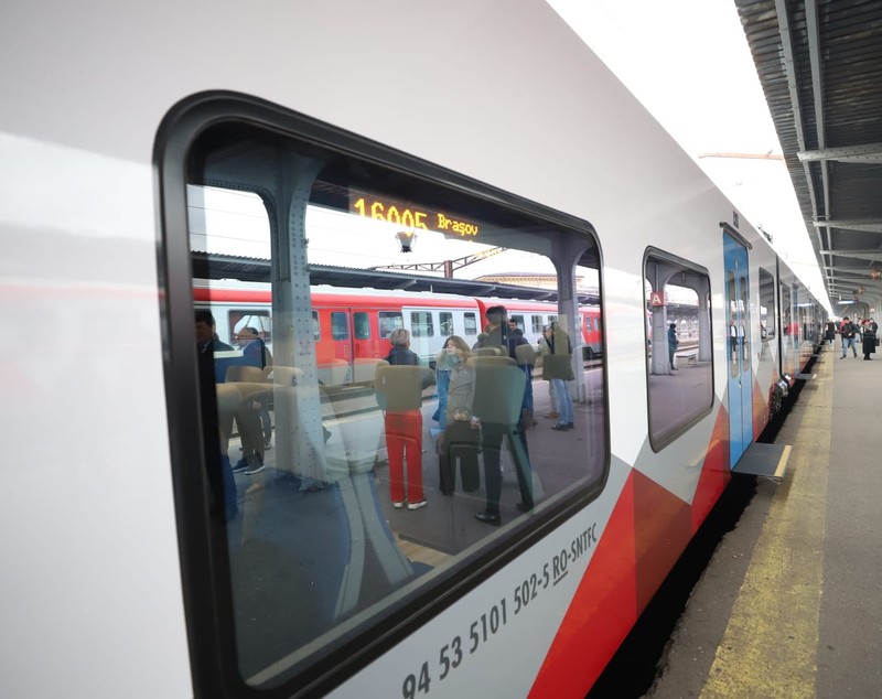 Imagini cu primul tren cumpărat de CFR în ultimii 20 de ani, la plecarea din Gara de Nord spre Brașov | VIDEO