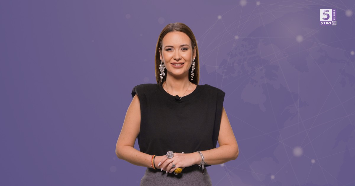 Denisa Macovei, gazda rubricii 5 știri by Libertatea - Monden, îmbrăcată într-o rochie neagră, pe un fundal mov.