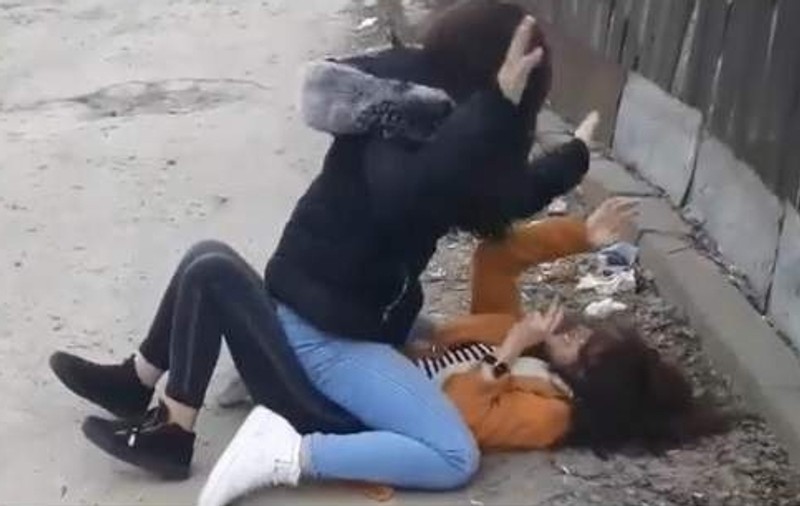 Fată de 13 ani, bătută și călcată în picioare de alte două adolescente. Agresoarea: „M-am jurat că eu pe tine pe calc pe cap”. Filmarea a fost postată pe Facebook