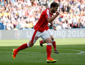epa05367479 Admir Mehmedi of Switzerland celebrates after scoring the 1-1 goal during the UEFA EURO 2016 group A preliminary round match between Romania and Switzerland at Parc de Princes in Paris, France, 15 June 2016. (RESTRICTIONS APPLY: For editorial news reporting purposes only. Not used for commercial or marketing purposes without prior written approval of UEFA. Images must appear as still images and must not emulate match action video footage. Photographs published in online publications (whether via the Internet or otherwise) shall have an interval of at least 20 seconds between the posting.) EPA/YOAN VALAT EDITORIAL USE ONLY