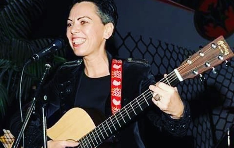 Artista folk Claudia Șercan, optimistă în autoizolarea din Lombardia. ”Mi-am zugrăvit casa. Le cânt vecinilor la chitară”