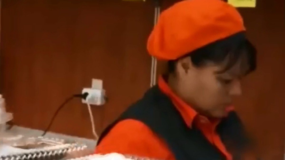 O vânzătoare a fost filmată în timp ce "lustruia" cu o cârpă produsele scoase la vânzare pe care se pusese praful! Totul s-a întâmplat într-un într-un magazin alimentar